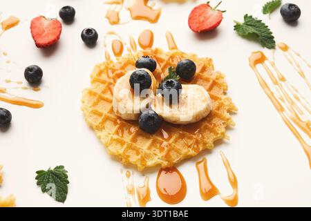 Waffel mit Früchten und Sirup in einer kreativen Collage aus süßen Leckereien Stockfoto