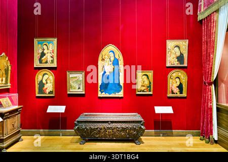 Besucher sehen tagsüber religiöse Kunstwerke in der Robert Lehman Collection im Metropolitan Museum of Art in Manhattan, New York. Stockfoto