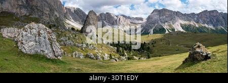Majestätisch erheben sich die Berge aus der Vogelperspektive aus dem grünen Talboden, unterbrochen von verstreuten Felsblöcken und üppigen grünen Wiesen, Pieralonga, Seceda Stockfoto