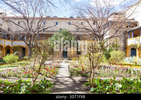 Der Hof des Krankenhauses in Arles, Frankreich. Stockfoto