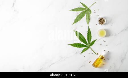 Spa-Hintergrund mit CBD-Öl, Cannabissalbenblättern und Hanfsamen. Draufsicht mit Kopierbereich Stockfoto