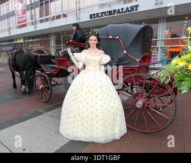12.03.2012, Deutschland, Sachsen, Dresden, auf dem Foto die niederländische Musicaldarstellerin Annemieke van Dam vor dem Dresdner Kulturpalast mit einer Pferdekutsche fotografiert, sie hat die Titelrolle im Musical Elisabeth als Kaiserin Sissi in der Semperoper Dresden *** 12 03 2012, Deutschland, Sachsen, Dresden, auf dem Foto die niederländische Musikschauspielerin Annemieke van Dam vor dem Dresdner Kulturpalast mit einer Pferdekutsche fotografiert, Sie hat die Titelrolle im Musical Elisabeth als Kaiserin Sissi in der Semperoper Dresden Stockfoto