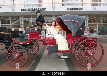 12.03.2012, Deutschland, Sachsen, Dresden, auf dem Foto die niederländische Musicaldarstellerin Annemieke van Dam vor dem Dresdner Kulturpalast mit einer Pferdekutsche fotografiert, sie hat die Titelrolle im Musical Elisabeth als Kaiserin Sissi in der Semperoper Dresden *** 12 03 2012, Deutschland, Sachsen, Dresden, auf dem Foto die niederländische Musikschauspielerin Annemieke van Dam vor dem Dresdner Kulturpalast mit einer Pferdekutsche fotografiert, Sie hat die Titelrolle im Musical Elisabeth als Kaiserin Sissi in der Semperoper Dresden Stockfoto