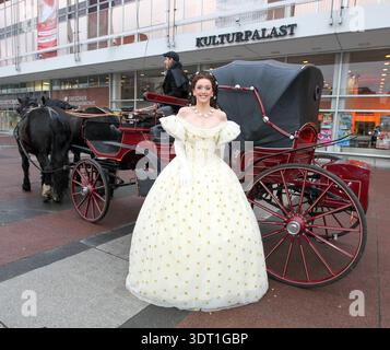 12.03.2012, Deutschland, Sachsen, Dresden, auf dem Foto die niederländische Musicaldarstellerin Annemieke van Dam vor dem Dresdner Kulturpalast mit einer Pferdekutsche fotografiert, sie hat die Titelrolle im Musical Elisabeth als Kaiserin Sissi in der Semperoper Dresden *** 12 03 2012, Deutschland, Sachsen, Dresden, auf dem Foto die niederländische Musikschauspielerin Annemieke van Dam vor dem Dresdner Kulturpalast mit einer Pferdekutsche fotografiert, Sie hat die Titelrolle im Musical Elisabeth als Kaiserin Sissi in der Semperoper Dresden Stockfoto