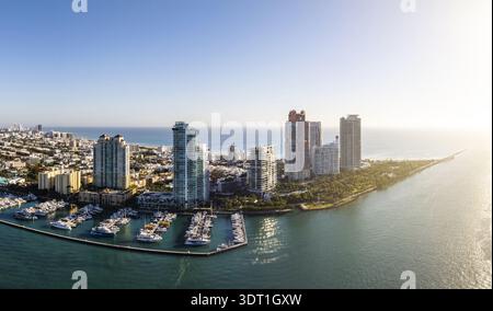 Die glitzernden Wolkenkratzer treffen aus der Luft auf den ruhigen Yachthafen, während der South Pointe Park sich bis in die Umgebung des Ozeans erstreckt, Miami Beach, Florida, Vereinigte Staaten Stockfoto