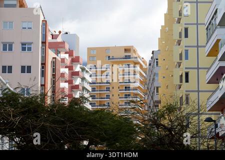 Farbenfrohe Hotels und Apartmentblöcke avenida venezuela puerto de la cruz teneriffa kanarische Inseln spanien Stockfoto