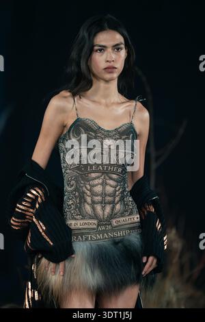 London, Großbritannien. Februar 2026. Während der London Fashion Week läuft ein Model auf der Agro Fashion Show auf dem Laufsteg. Quelle: SOPA Images Limited/Alamy Live News Stockfoto