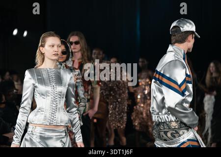 London, Großbritannien. Februar 2026. Während der London Fashion Week läuft ein Model auf der Agro Fashion Show auf dem Laufsteg. Quelle: SOPA Images Limited/Alamy Live News Stockfoto