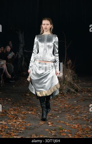 London, Großbritannien. Februar 2026. Während der London Fashion Week läuft ein Model auf der Agro Fashion Show auf dem Laufsteg. Quelle: SOPA Images Limited/Alamy Live News Stockfoto