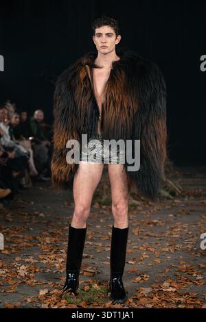 London, Großbritannien. Februar 2026. Während der London Fashion Week läuft ein Model auf der Agro Fashion Show auf dem Laufsteg. Quelle: SOPA Images Limited/Alamy Live News Stockfoto