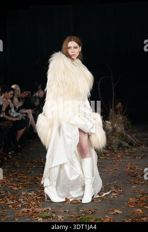 London, Großbritannien. Februar 2026. Während der London Fashion Week läuft ein Model auf der Agro Fashion Show auf dem Laufsteg. Quelle: SOPA Images Limited/Alamy Live News Stockfoto