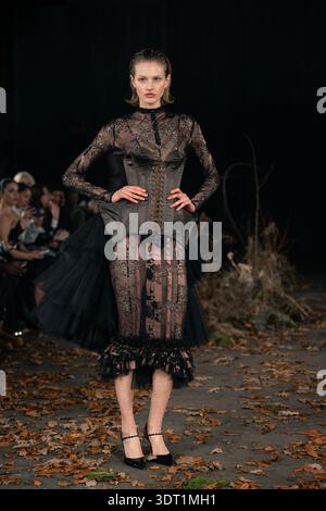 London, Großbritannien. Februar 2026. Während der London Fashion Week läuft ein Model auf der Agro Fashion Show auf dem Laufsteg. (Foto: Lounis Tiar/SOPA Images/SIPA USA) Credit: SIPA USA/Alamy Live News Stockfoto