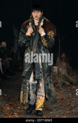London, Großbritannien. Februar 2026. Während der London Fashion Week läuft ein Model auf der Agro Fashion Show auf dem Laufsteg. (Foto: Lounis Tiar/SOPA Images/SIPA USA) Credit: SIPA USA/Alamy Live News Stockfoto