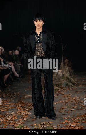 London, Großbritannien. Februar 2026. Während der London Fashion Week läuft ein Model auf der Agro Fashion Show auf dem Laufsteg. (Foto: Lounis Tiar/SOPA Images/SIPA USA) Credit: SIPA USA/Alamy Live News Stockfoto