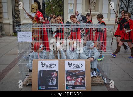 Warschau, Polen - 12. April 2014: Protest von Aktivisten der Organisation Open Cages in Warschau gegen die Landwirtschaft von Geflügelbatterien Stockfoto