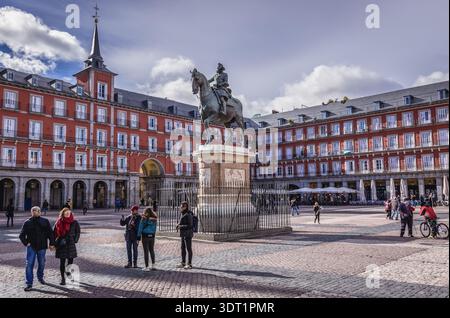 Madrid, Spanien - 23. Januar 2019: Denkmal von Philipp III. König von Spanien neben dem Carniceria-Gebäude - Metzgerhaus auf dem Hauptplatz in Madrid Stockfoto