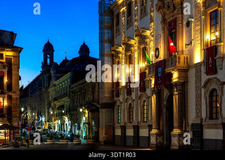Palazzo degli Elefanti in Catania, Sizilien, Italien bei Dämmerung mit beleuchteter Fassade. Stockfoto
