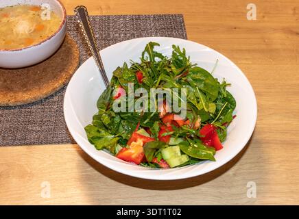 Nahaufnahme des frischen, grünen Gemüsesalats, mit Öl gewürzt Stockfoto