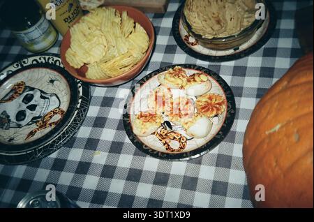 Halloween-Snack-Aufstrich mit teuflischen Eiern und Kürbis Stockfoto
