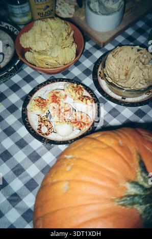 Halloween-Snack-Aufstrich mit teuflischen Eiern und Kürbis Stockfoto