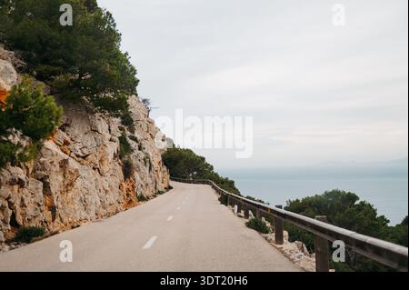 Küstenstraße entlang der Klippen am Cap de Formentor, Mallorca Stockfoto