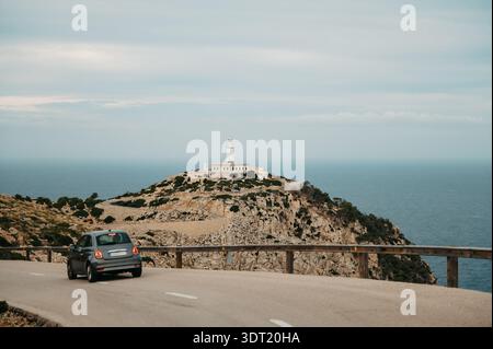 Mit dem Auto fahren Sie zum Leuchtturm Cap de Formentor auf der Scenic Coastal Road Stockfoto