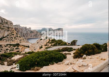 Gewundene Straße und Klippen am Cap de Formentor, Mallorca Stockfoto