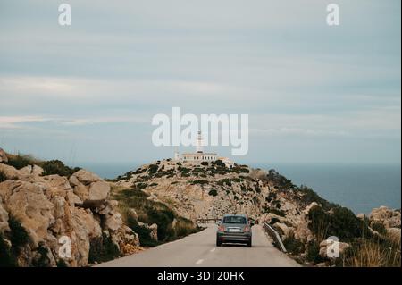 Mit dem Auto fahren Sie zum Leuchtturm Far de Formentor auf der Scenic Coastal Road Stockfoto