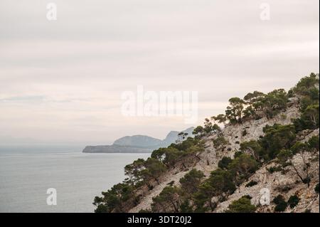 Felsige Klippen mit Blick auf das Mittelmeer, Cap de Formentor Stockfoto