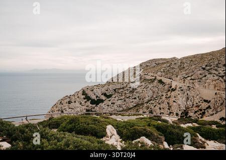 Coastal Road entlang der Klippen am Cap de Formentor, Mallorca Stockfoto