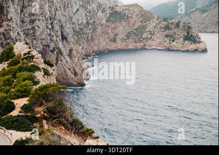 Felsige Küste und Bucht vom Leuchtturm Far de Formentor aus gesehen Stockfoto