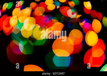 Bunte Lichter schaffen ein lebendiges visuelles Mosaik während einer festlichen Abendveranstaltung in der Stadt Stockfoto