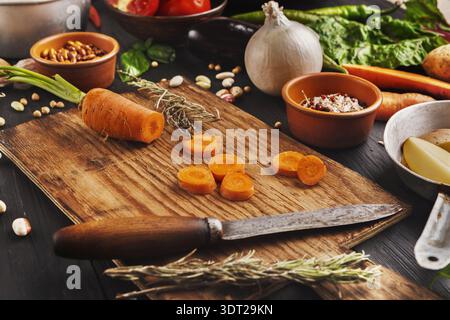 Frisches Gemüse Erstellen Sie eine lebendige Collage auf einem hölzernen Schneidebrett für die Zubereitung von Mahlzeiten Stockfoto