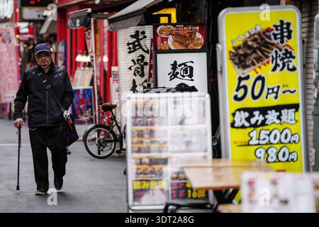 Tokio, Japan. Februar 2026. Ein Fußgänger läuft an einem Restaurant in Tokio, Japan, am 20. Februar 2026 vorbei. Japans Kernverbraucherpreise stiegen im Januar um 2,0 Prozent gegenüber dem Vorjahr, was ein zweijähriges tief erreichte und mit dem Inflationsziel der Zentralbank übereinstimmte, wie Regierungsdaten am Freitag zeigten. Nach Angaben des Ministeriums für Innere Angelegenheiten und Kommunikation verlangsamte sich der Anstieg des Verbraucherpreisindex (VPI) ohne volatile Frischkost-Kosten von 2,4 Prozent im Dezember. Quelle: Jia Haocheng/Xinhua/Alamy Live News Stockfoto