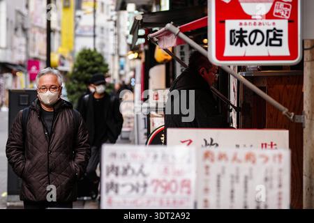 Tokio, Japan. Februar 2026. Ein Mann kauft Essensgutscheine vor einem Restaurant in Tokio, Japan, am 20. Februar 2026. Japans Kernverbraucherpreise stiegen im Januar um 2,0 Prozent gegenüber dem Vorjahr, was ein zweijähriges tief erreichte und mit dem Inflationsziel der Zentralbank übereinstimmte, wie Regierungsdaten am Freitag zeigten. Nach Angaben des Ministeriums für Innere Angelegenheiten und Kommunikation verlangsamte sich der Anstieg des Verbraucherpreisindex (VPI) ohne volatile Frischkost-Kosten von 2,4 Prozent im Dezember. Quelle: Jia Haocheng/Xinhua/Alamy Live News Stockfoto