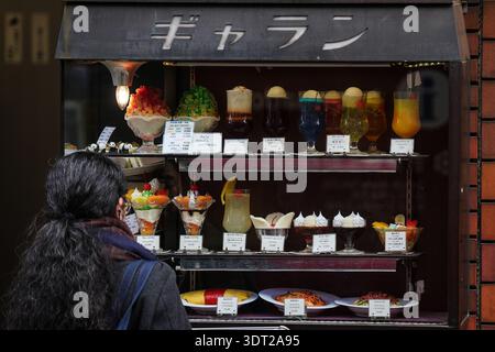 Tokio, Japan. Februar 2026. Ein Bewohner überprüft die Preise für Lebensmittel vor einem Restaurant in Tokio, Japan, 20. Februar 2026. Japans Kernverbraucherpreise stiegen im Januar um 2,0 Prozent gegenüber dem Vorjahr, was ein zweijähriges tief erreichte und mit dem Inflationsziel der Zentralbank übereinstimmte, wie Regierungsdaten am Freitag zeigten. Nach Angaben des Ministeriums für Innere Angelegenheiten und Kommunikation verlangsamte sich der Anstieg des Verbraucherpreisindex (VPI) ohne volatile Frischkost-Kosten von 2,4 Prozent im Dezember. Quelle: Jia Haocheng/Xinhua/Alamy Live News Stockfoto