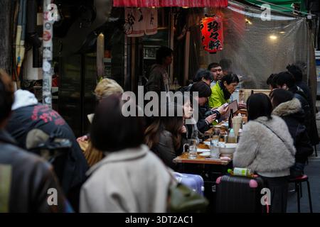 Tokio, Japan. Februar 2026. Gäste speisen am 20. Februar 2026 in einem Restaurant in Tokio, Japan. Japans Kernverbraucherpreise stiegen im Januar um 2,0 Prozent gegenüber dem Vorjahr, was ein zweijähriges tief erreichte und mit dem Inflationsziel der Zentralbank übereinstimmte, wie Regierungsdaten am Freitag zeigten. Nach Angaben des Ministeriums für Innere Angelegenheiten und Kommunikation verlangsamte sich der Anstieg des Verbraucherpreisindex (VPI) ohne volatile Frischkost-Kosten von 2,4 Prozent im Dezember. Quelle: Jia Haocheng/Xinhua/Alamy Live News Stockfoto