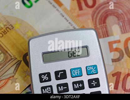Taschenrechner mit dem Wort „GEZ“ auf dem Display Stockfoto