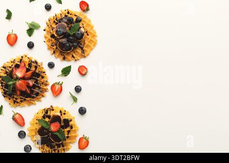 Collage aus verschiedenen Desserts mit Waffeln, Obst und Schokoladensaucen auf einem Ebenen Hintergrund Stockfoto
