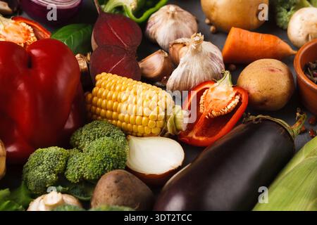 Sammlung von frischem Gemüse in einem bunten Mosaik auf dunkler Oberfläche Stockfoto
