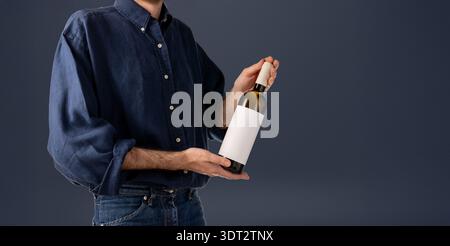 Modell der Weißweinflasche, leeres neutrales Etikett, Farbpalette in marineblauem Schieferweiß, minimale Studiobeleuchtung, Webhintergrund für Kopfzeile Stockfoto
