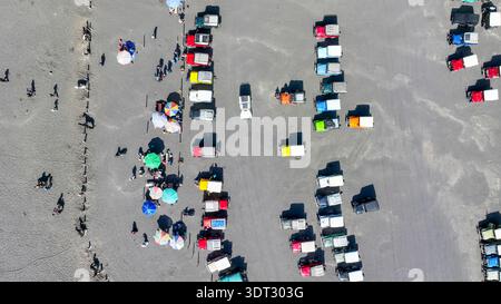 Blick von oben auf überfüllte Jeep-Autos in der Wüste Mount Bromo in Ost-Java, Indonesien. Stockfoto