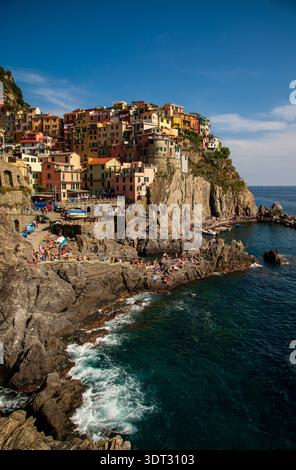 Felsige Küste und lebhaftes Küstendorf entlang der italienischen Riviera, Cinque Terre. Stockfoto
