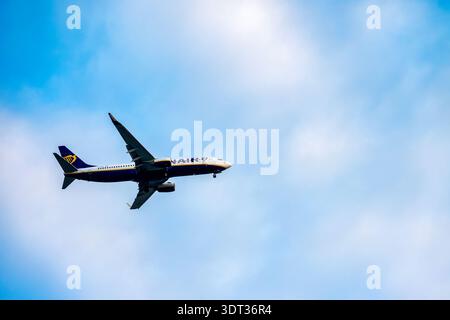 Ryanair Boeing 737 Flugzeug im Flug gegen blauen Himmel, Italien. Stockfoto