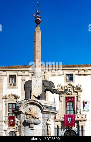 Elefantenbrunnen auf der Piazza del Duomo mit Palazzo degli Elefanti-Fassade in Catania, Sizilien, Italien. Stockfoto