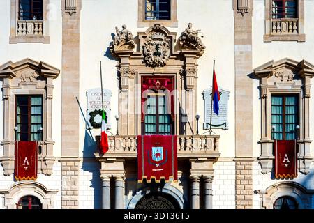 Zentraler Balkon des Palazzo degli Elefanti mit bürgerlichen Bannern in Catania, Sizilien, Italien. Stockfoto