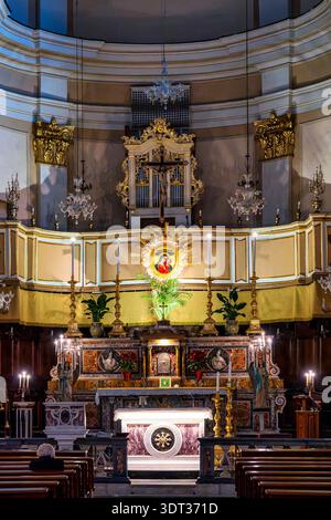 Hochaltar von Santuario Santa Rita in Sant'Agostino mit Madonna und Kind Ikone und Pfeifenorgel in Catania, Sizilien, Italien. Stockfoto