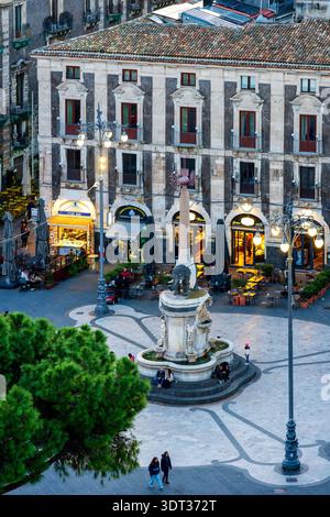 Erhöhter Blick auf Fontana dell’Elefante mit Lava-Elefanten-Statue und Obelisk auf der Piazza del Duomo, Catania, Sizilien, Italien. Stockfoto