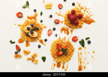 Delicious Waffle Collection mit Früchten und Sirup in einer kreativen Collage Stockfoto