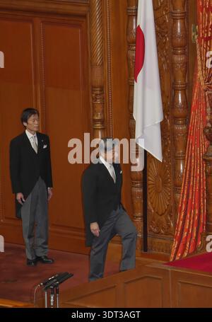 Tokio, Japan. Februar 2026. Japans Kaiser Naruhito trifft am Freitag, den 20. Februar 2026, zur Eröffnung der Special Diet Session 221 beim National Diet in Tokio ein. Foto: Keizo Mori/UPI Credit: UPI/Alamy Live News Stockfoto